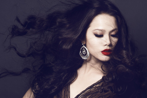 Nhật Kim Anh gợi cảm phong cách Tây cổ điển